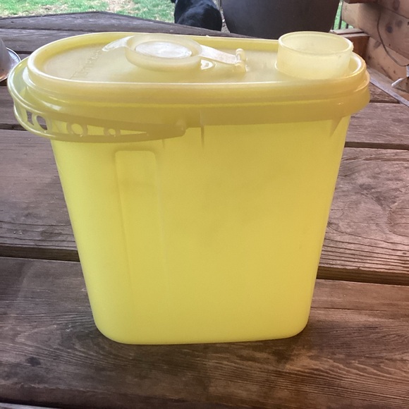 Tupperware Vintage Beverage Buddy Pitcher in yellow - 2 quart capacity - Picture 4 of 6
